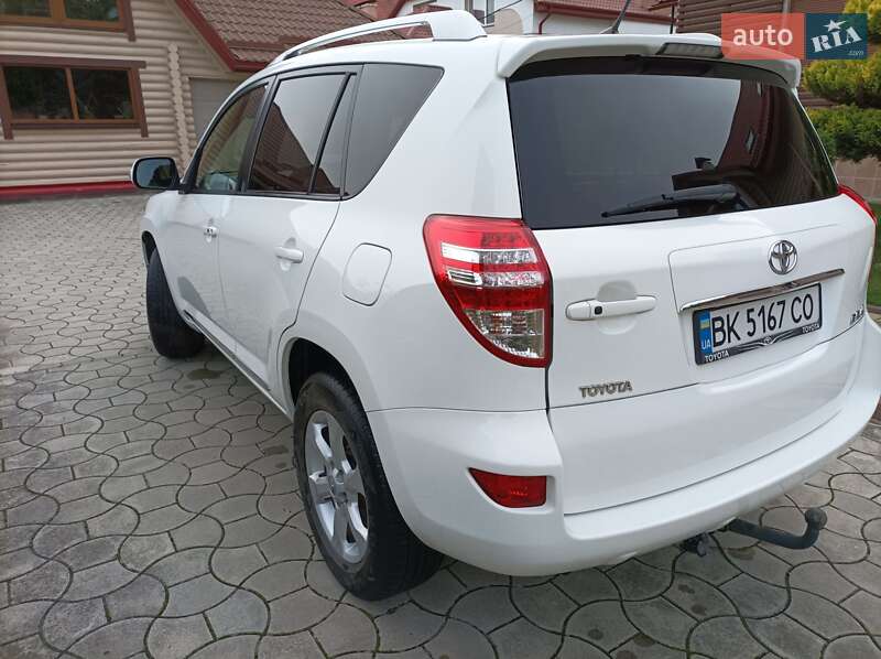 Внедорожник / Кроссовер Toyota RAV4 2011 в Ровно