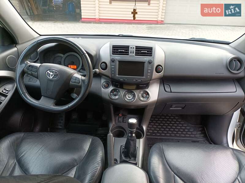 Внедорожник / Кроссовер Toyota RAV4 2011 в Ровно