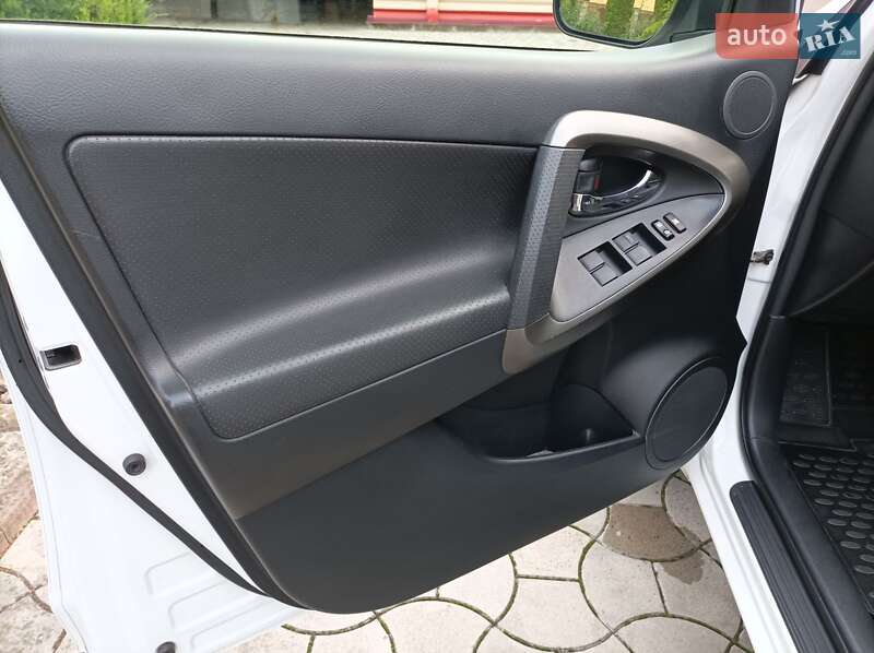 Внедорожник / Кроссовер Toyota RAV4 2011 в Ровно