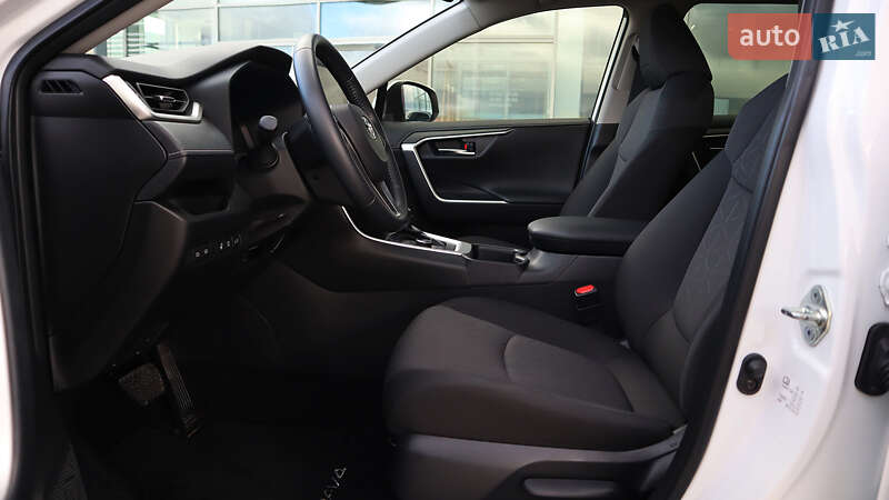 Позашляховик / Кросовер Toyota RAV4 2023 в Рівному