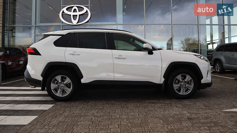 Позашляховик / Кросовер Toyota RAV4 2023 в Рівному