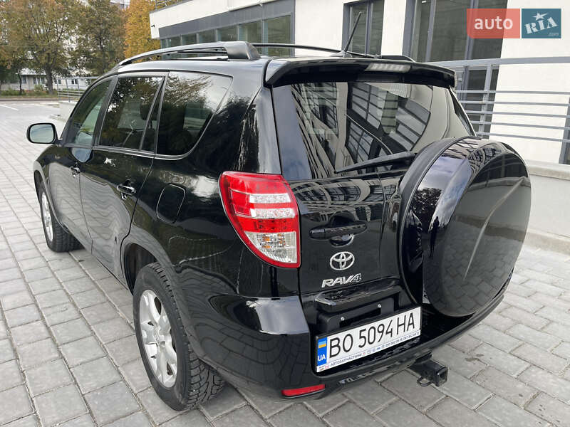 Позашляховик / Кросовер Toyota RAV4 2010 в Рівному
