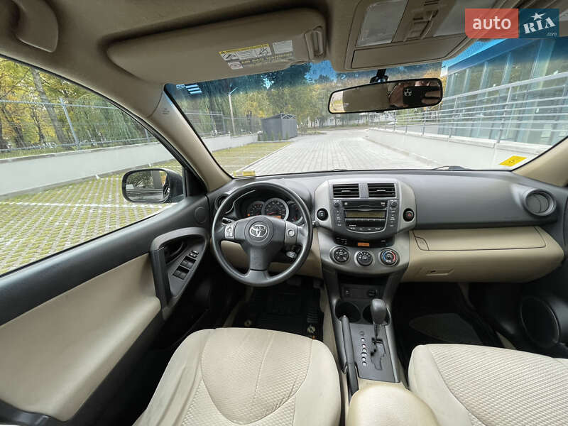 Позашляховик / Кросовер Toyota RAV4 2010 в Рівному