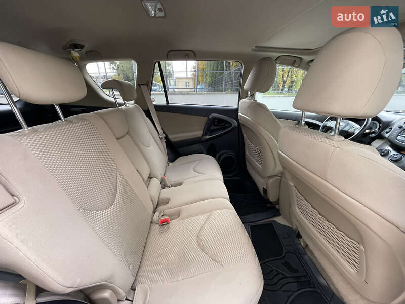 Позашляховик / Кросовер Toyota RAV4 2010 в Рівному