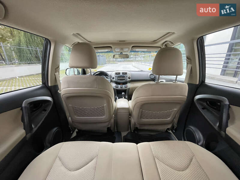 Позашляховик / Кросовер Toyota RAV4 2010 в Рівному