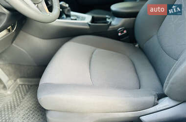 Позашляховик / Кросовер Toyota RAV4 2020 в 