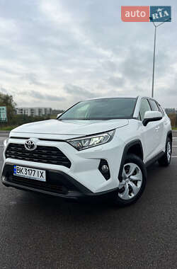 Внедорожник / Кроссовер Toyota RAV4 2019 в Ровно