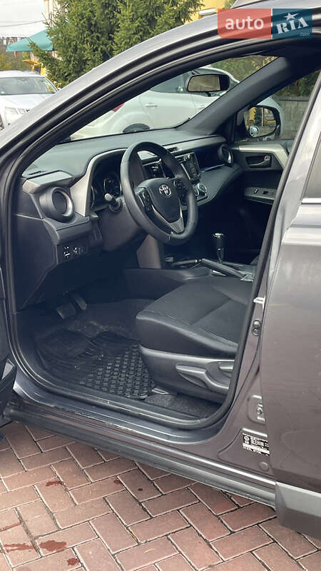 Внедорожник / Кроссовер Toyota RAV4 2016 в Ровно