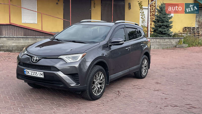 Внедорожник / Кроссовер Toyota RAV4 2016 в Ровно