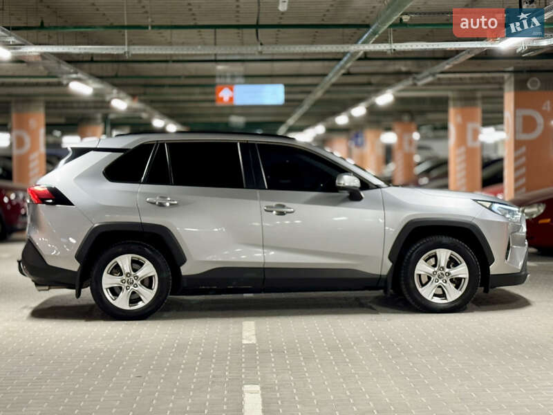 Внедорожник / Кроссовер Toyota RAV4 2019 в Киеве