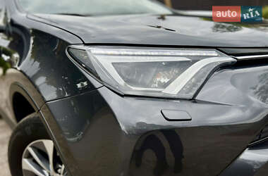 Внедорожник / Кроссовер Toyota RAV4 2017 в 