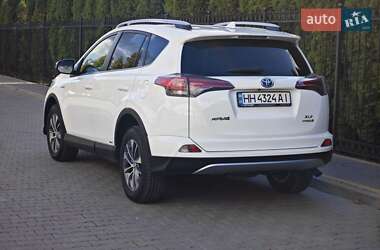 Позашляховик / Кросовер Toyota RAV4 2016 в 