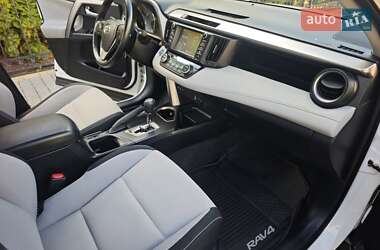 Позашляховик / Кросовер Toyota RAV4 2016 в 