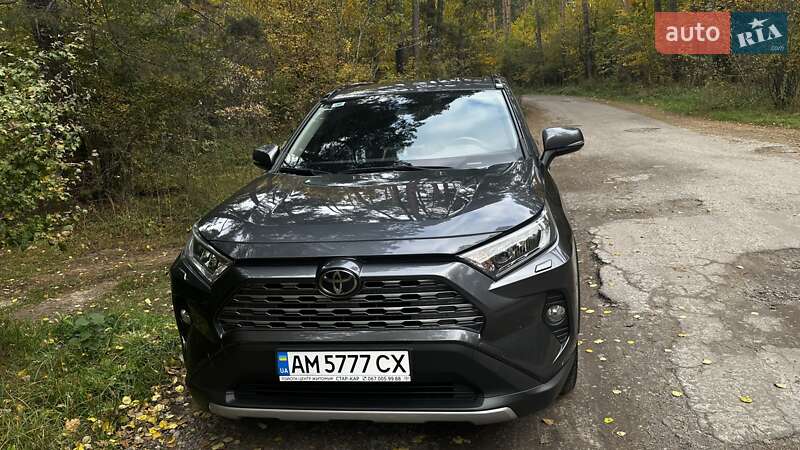 Позашляховик / Кросовер Toyota RAV4 2020 в Житомирі