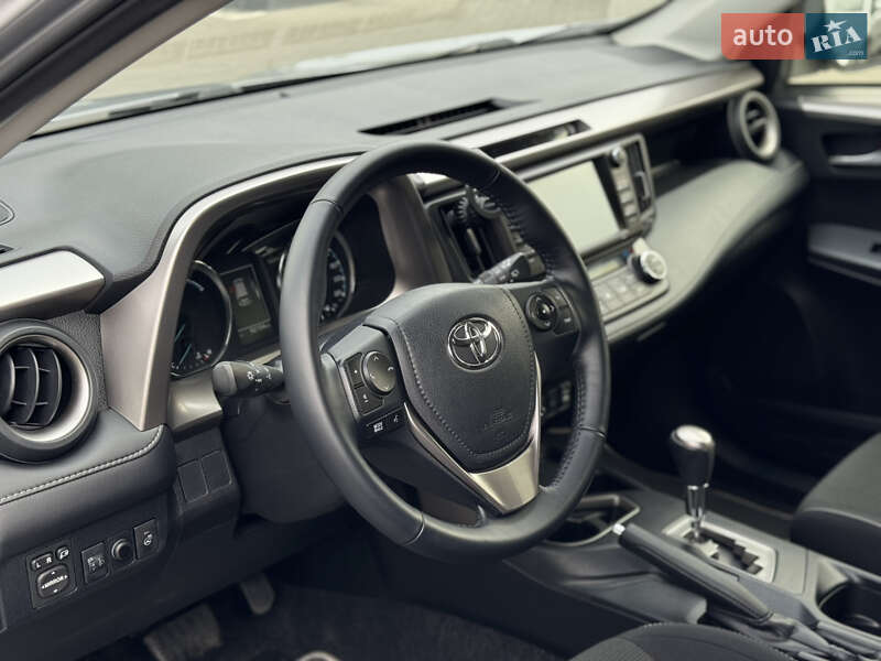 Позашляховик / Кросовер Toyota RAV4 2018 в Дніпрі
