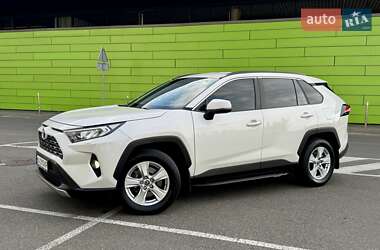 Внедорожник / Кроссовер Toyota RAV4 2019 в 