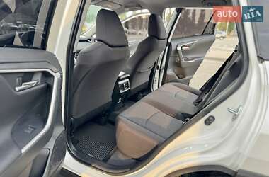 Внедорожник / Кроссовер Toyota RAV4 2019 в 