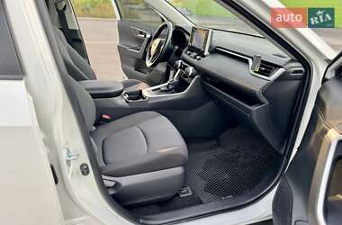 Внедорожник / Кроссовер Toyota RAV4 2019 в 