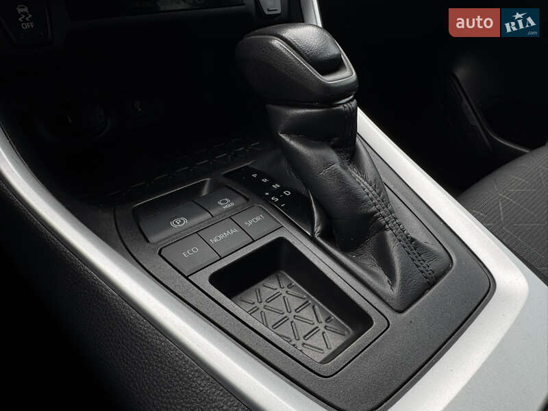 Внедорожник / Кроссовер Toyota RAV4 2021 в Бердичеве