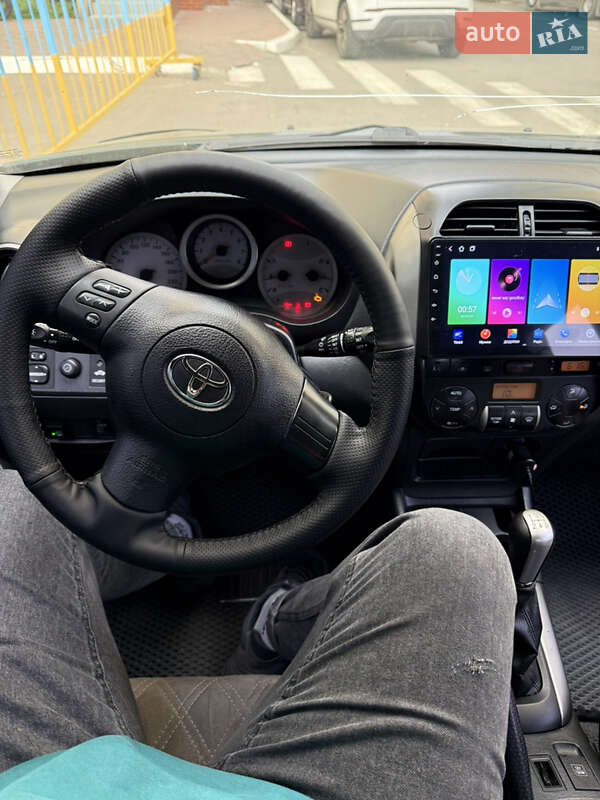 Внедорожник / Кроссовер Toyota RAV4 2004 в Киеве