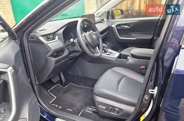 Позашляховик / Кросовер Toyota RAV4 2023 в 