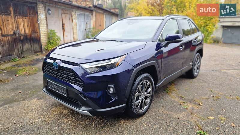 Позашляховик / Кросовер Toyota RAV4 2023 в 