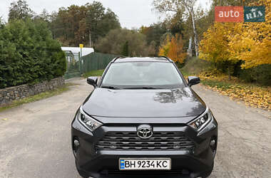 Внедорожник / Кроссовер Toyota RAV4 2019 в 