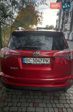 Позашляховик / Кросовер Toyota RAV4 2016 в 