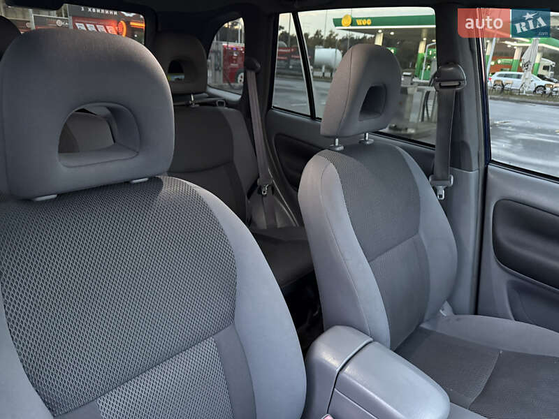 Внедорожник / Кроссовер Toyota RAV4 2002 в Киеве