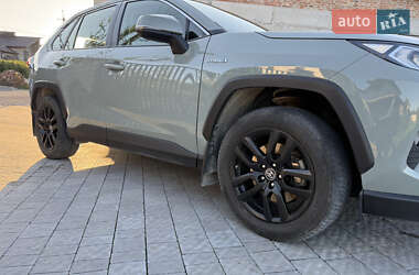 Внедорожник / Кроссовер Toyota RAV4 2021 в 