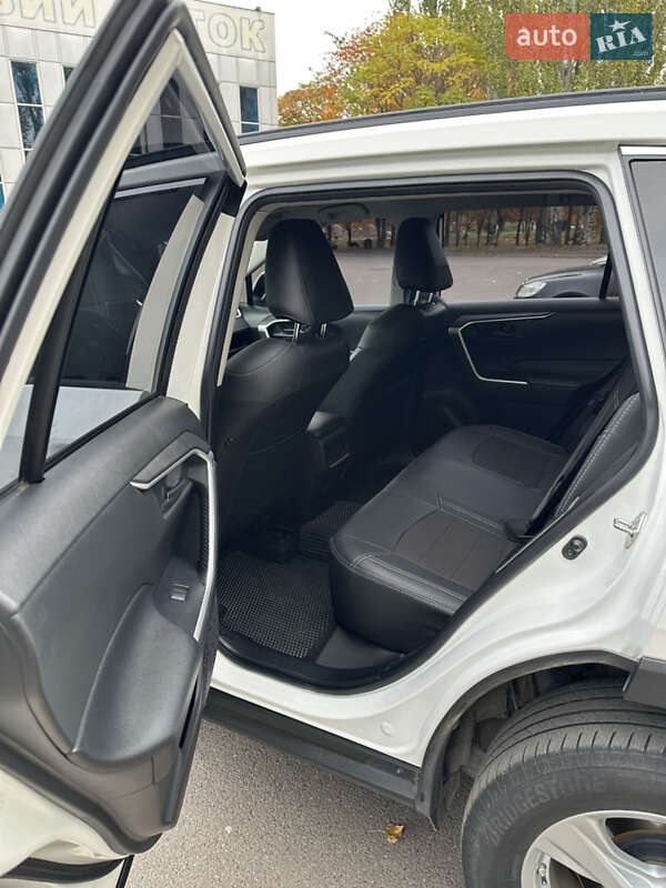 Внедорожник / Кроссовер Toyota RAV4 2021 в Кривом Роге