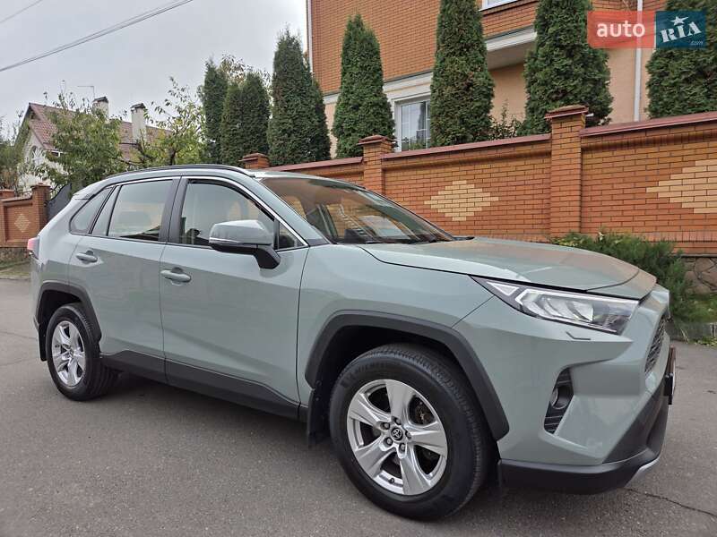 Внедорожник / Кроссовер Toyota RAV4 2020 в Хмельницком