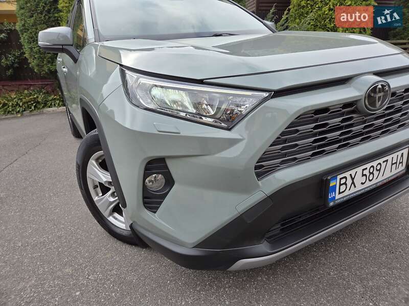 Внедорожник / Кроссовер Toyota RAV4 2020 в Хмельницком