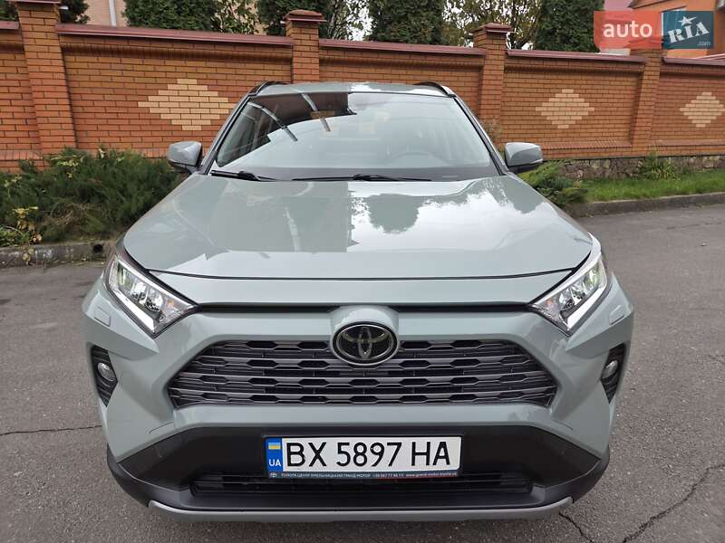 Внедорожник / Кроссовер Toyota RAV4 2020 в Хмельницком