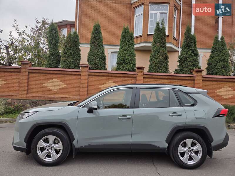 Внедорожник / Кроссовер Toyota RAV4 2020 в Хмельницком