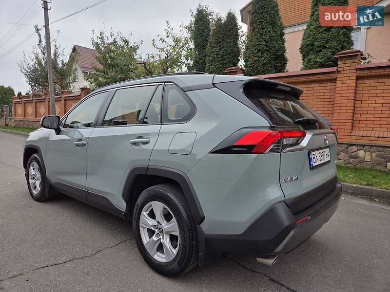 Внедорожник / Кроссовер Toyota RAV4 2020 в Хмельницком