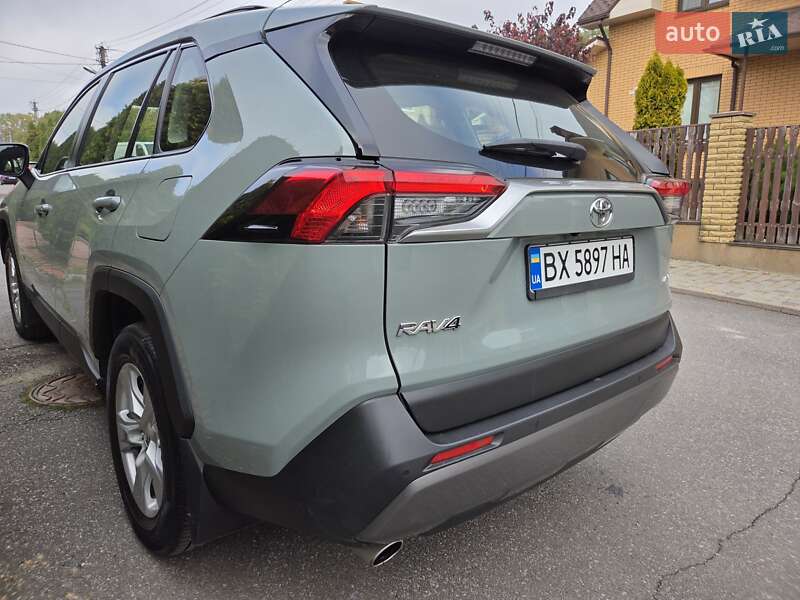 Внедорожник / Кроссовер Toyota RAV4 2020 в Хмельницком