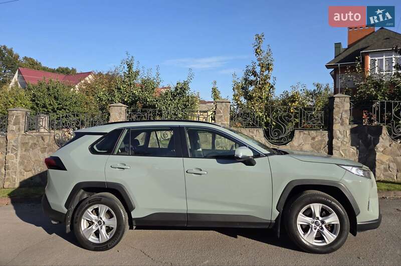 Внедорожник / Кроссовер Toyota RAV4 2020 в Хмельницком