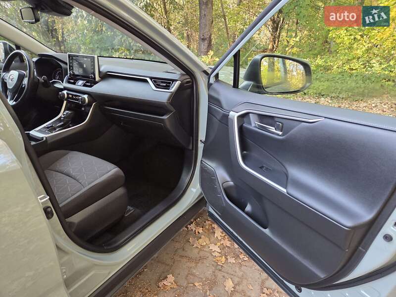 Внедорожник / Кроссовер Toyota RAV4 2020 в Хмельницком