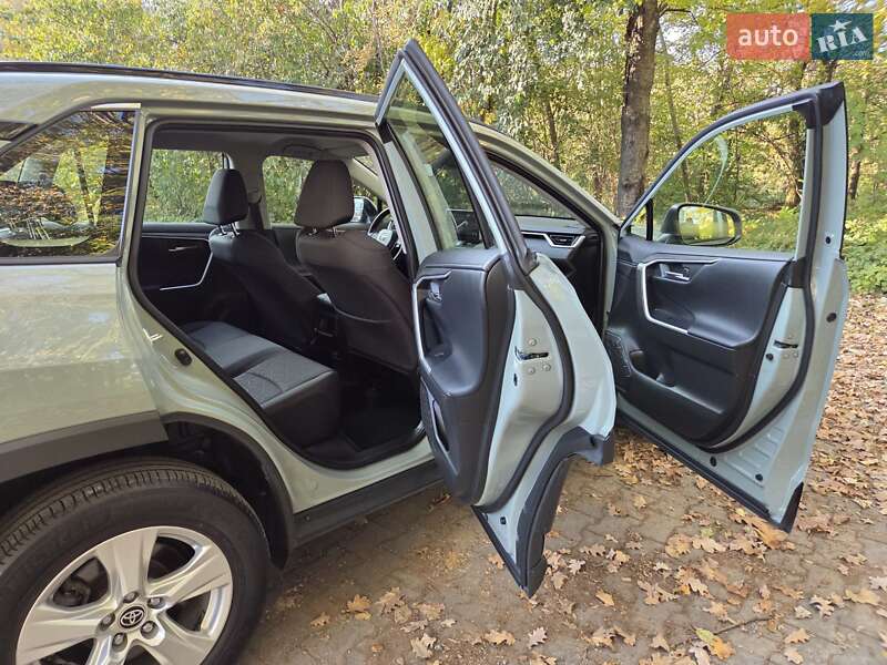 Внедорожник / Кроссовер Toyota RAV4 2020 в Хмельницком