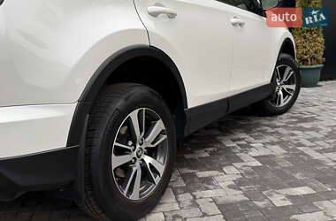 Внедорожник / Кроссовер Toyota RAV4 2016 в 