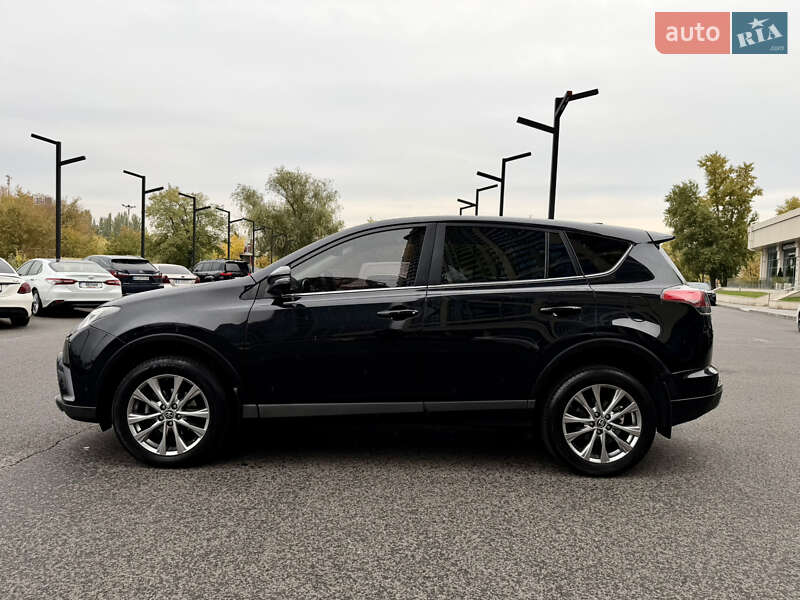 Позашляховик / Кросовер Toyota RAV4 2017 в Дніпрі
