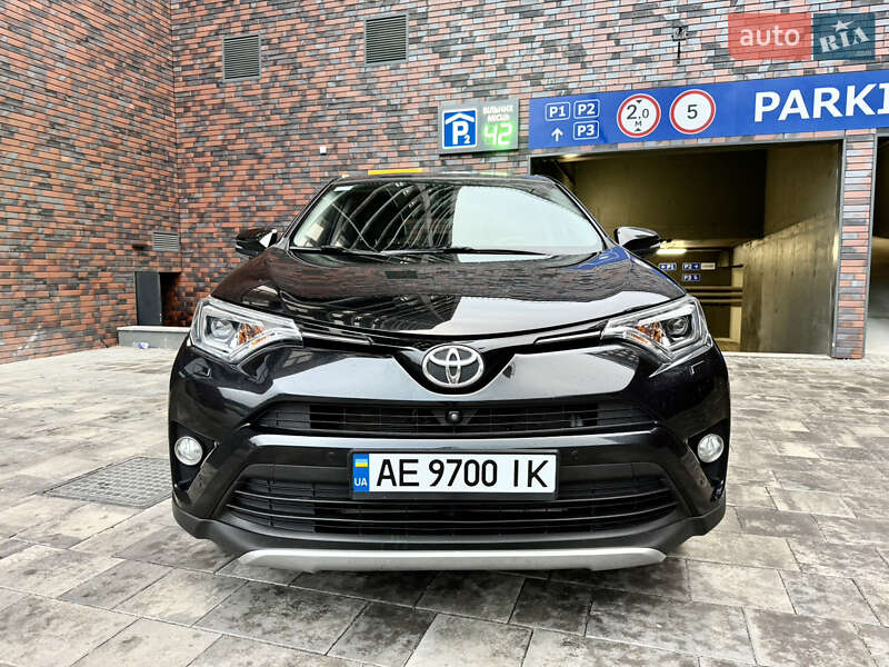 Позашляховик / Кросовер Toyota RAV4 2017 в Дніпрі