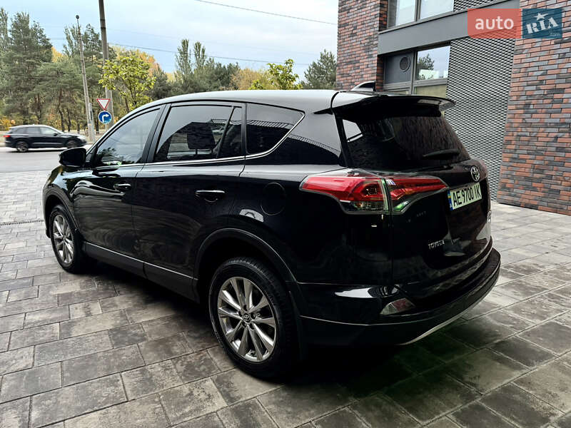 Позашляховик / Кросовер Toyota RAV4 2017 в Дніпрі
