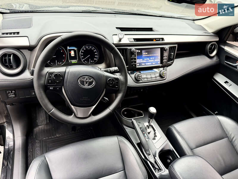 Позашляховик / Кросовер Toyota RAV4 2017 в Дніпрі