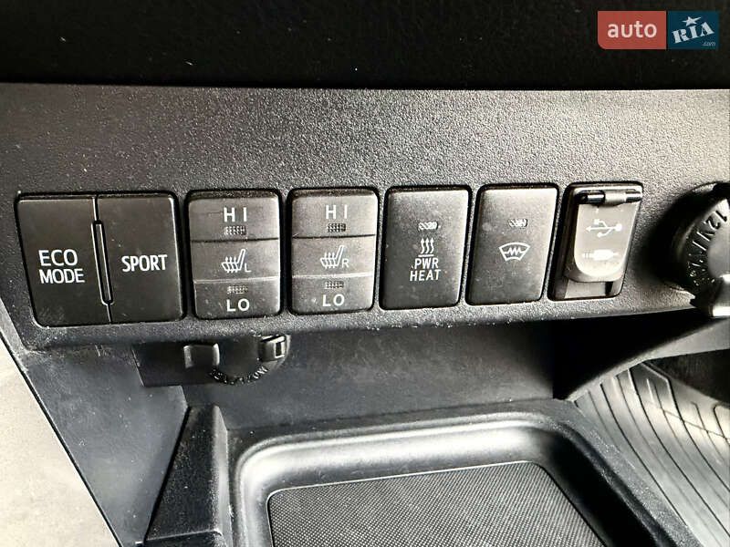 Позашляховик / Кросовер Toyota RAV4 2017 в Дніпрі