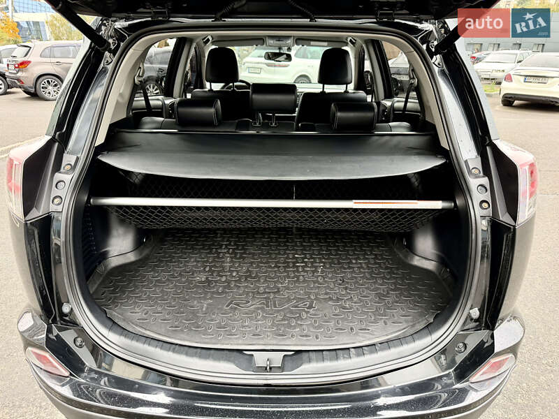 Позашляховик / Кросовер Toyota RAV4 2017 в Дніпрі