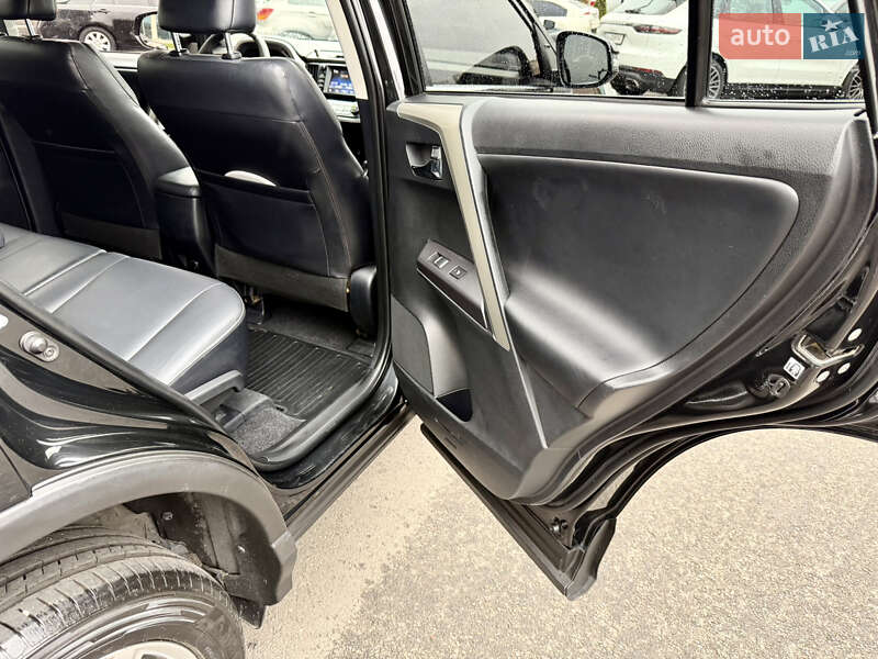 Позашляховик / Кросовер Toyota RAV4 2017 в Дніпрі