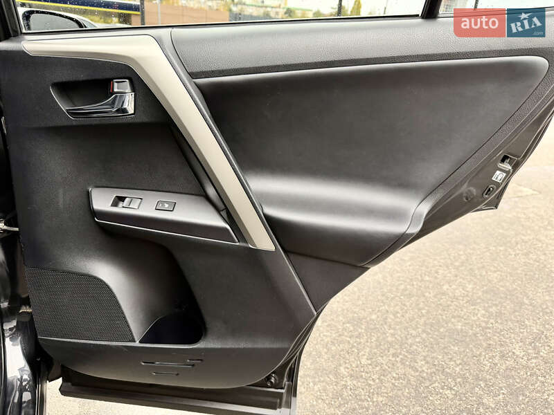 Позашляховик / Кросовер Toyota RAV4 2017 в Дніпрі