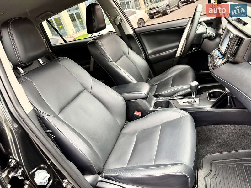 Позашляховик / Кросовер Toyota RAV4 2017 в Дніпрі